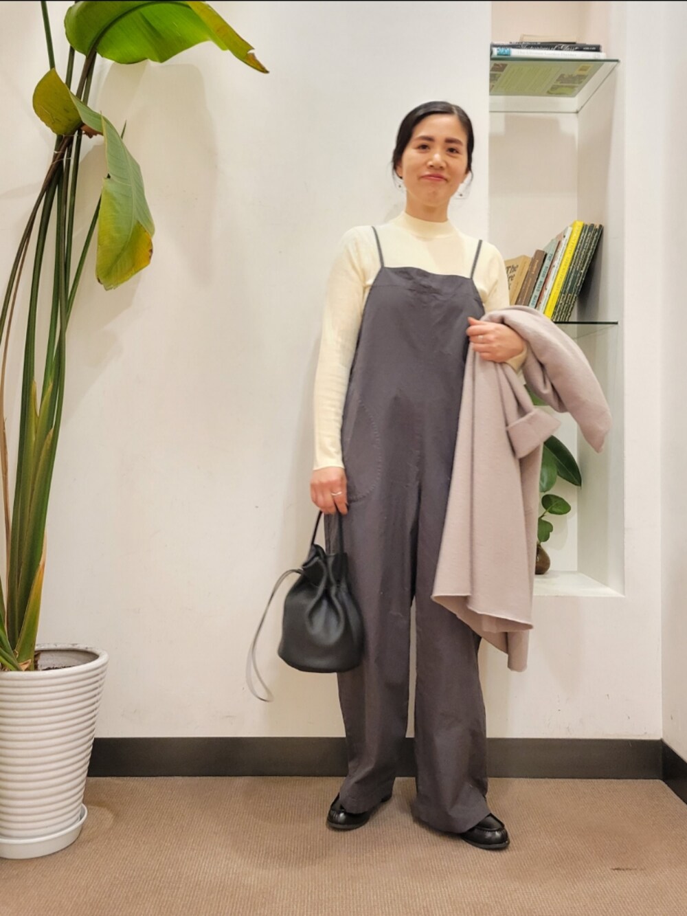 「コート、アウター、サロペット、ローファー、ウールコート、レイヤードスタイル、URBAN RESEARCH DOORS、アーバンリサーチドアーズ、かぐれ、URBAN RESEARCH DOORS WOMENS」｜「URBAN RESEARCH DOORSの『佐藤栞里さん着用』クッションローファー（その他シューズ、ブラック系）」を使った、emiinamiiさん（レディース・164cm）の冬コーディネートの4枚目の写真