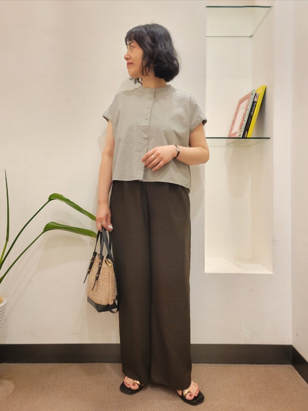 ブラウン系のその他パンツ、ブラック系のシャツ/ブラウス、ブラック系のショルダーバッグを着用したレディースの夏コーディネートの3枚目の写真