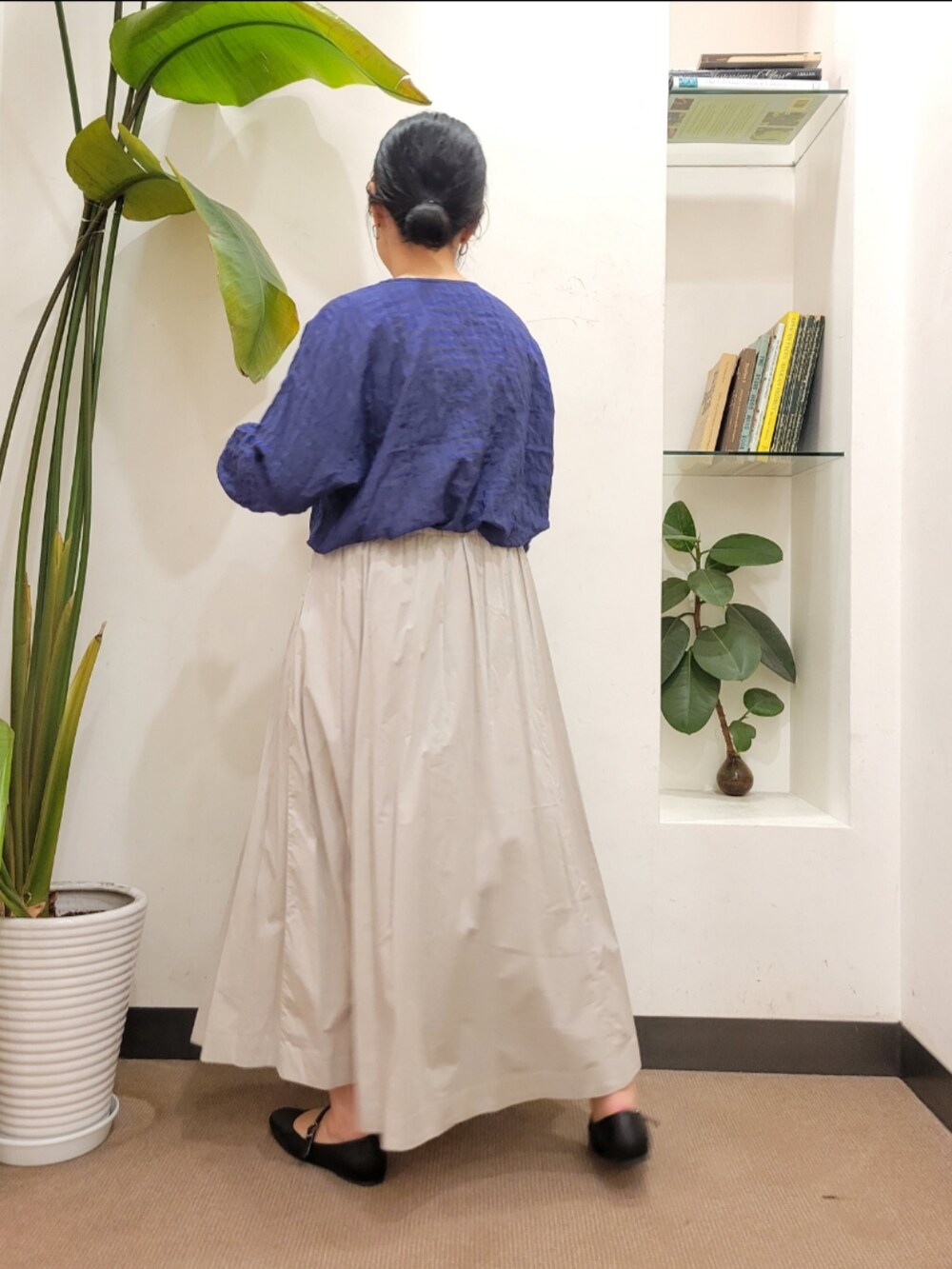 ブルー系のカーディガン/ボレロ、ブラック系のその他シューズ、グレー系のスカートを着用したレディースの秋コーディネートの4枚目の写真