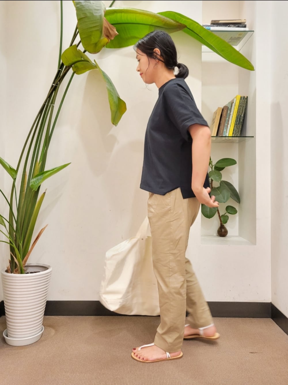 ベージュ系のその他パンツ、ホワイト系のトートバッグ、ブラック系のTシャツ/カットソーを着用したレディースの夏コーディネートの5枚目の写真