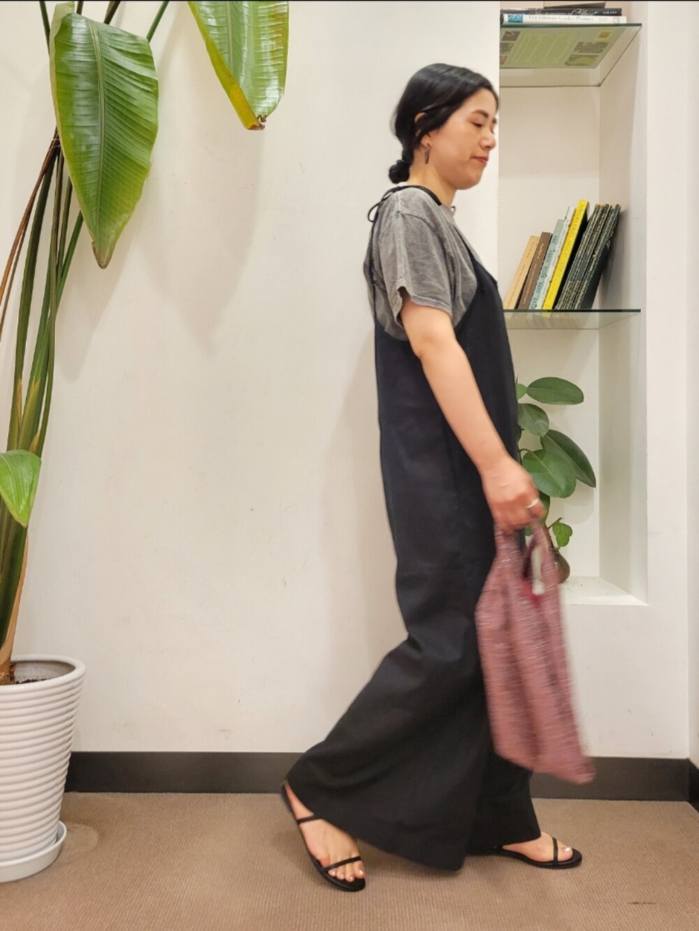 ブラック系のサンダル、その他のトートバッグ、ブラック系のサロペット/オーバーオールを着用したレディースの夏コーディネートの3枚目の写真