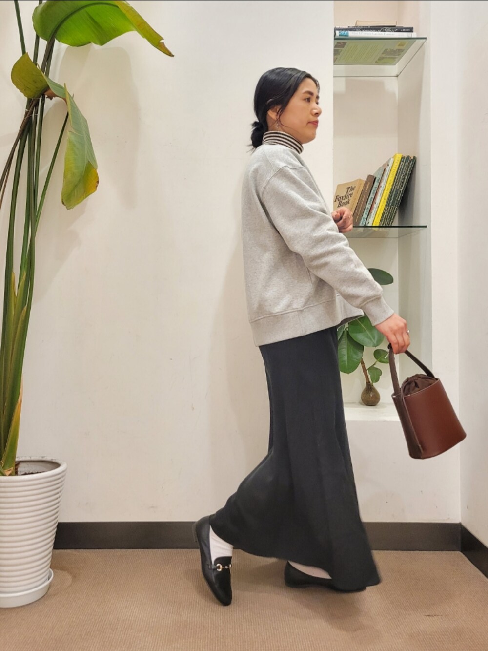 「スウェット、ニット、フレアスカート、ボーダー、ママコーデ、URBAN RESEARCH DOORS、アーバンリサーチドアーズ、おでかけコーデ、URBAN RESEARCH DOORS WOMENS、URTECH」｜「RODE SKOの『石川恋さん着用』『35～40サイズ展開』『MADE IN JAPAN』やわビットローファー（ローファー、ブラック系）」を使った、emiinamiiさん（レディース・164cm）の冬コーディネートの4枚目の写真