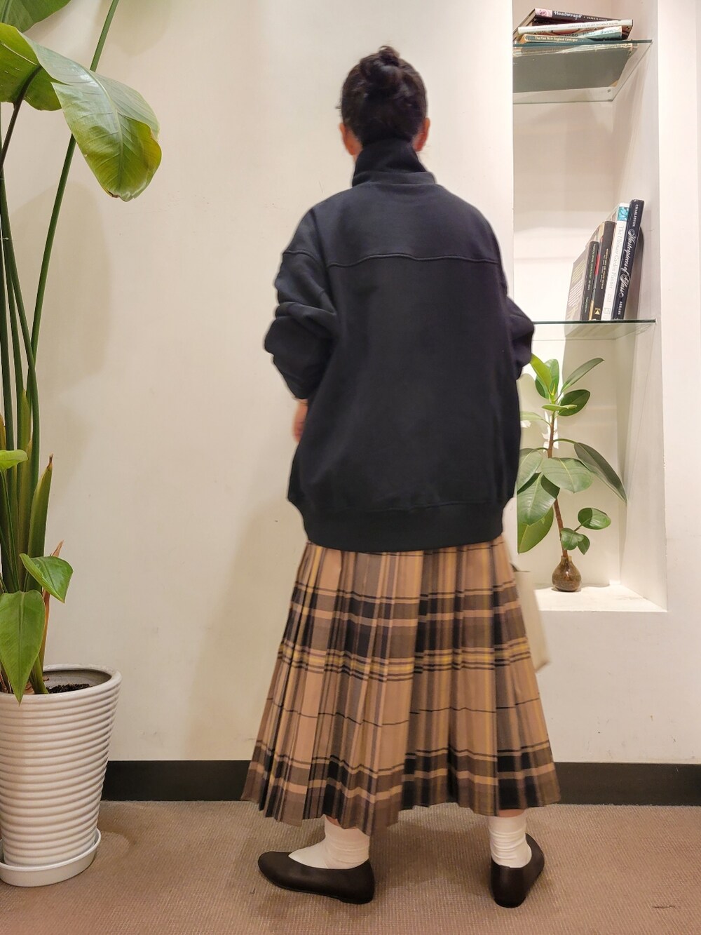 「チェック、スウェット、チェックスカート、プリーツスカート、きれいめカジュアル、ラクチンコーデ、URBAN RESEARCH DOORS、アーバンリサーチドアーズ、URBAN RESEARCH DOORS WOMENS、URTECH」｜「URBAN RESEARCH DOORSのVカットパンプス（パンプス、ブラウン系）」を使った、emiinamiiさん（レディース・164cm）の秋コーディネートの3枚目の写真