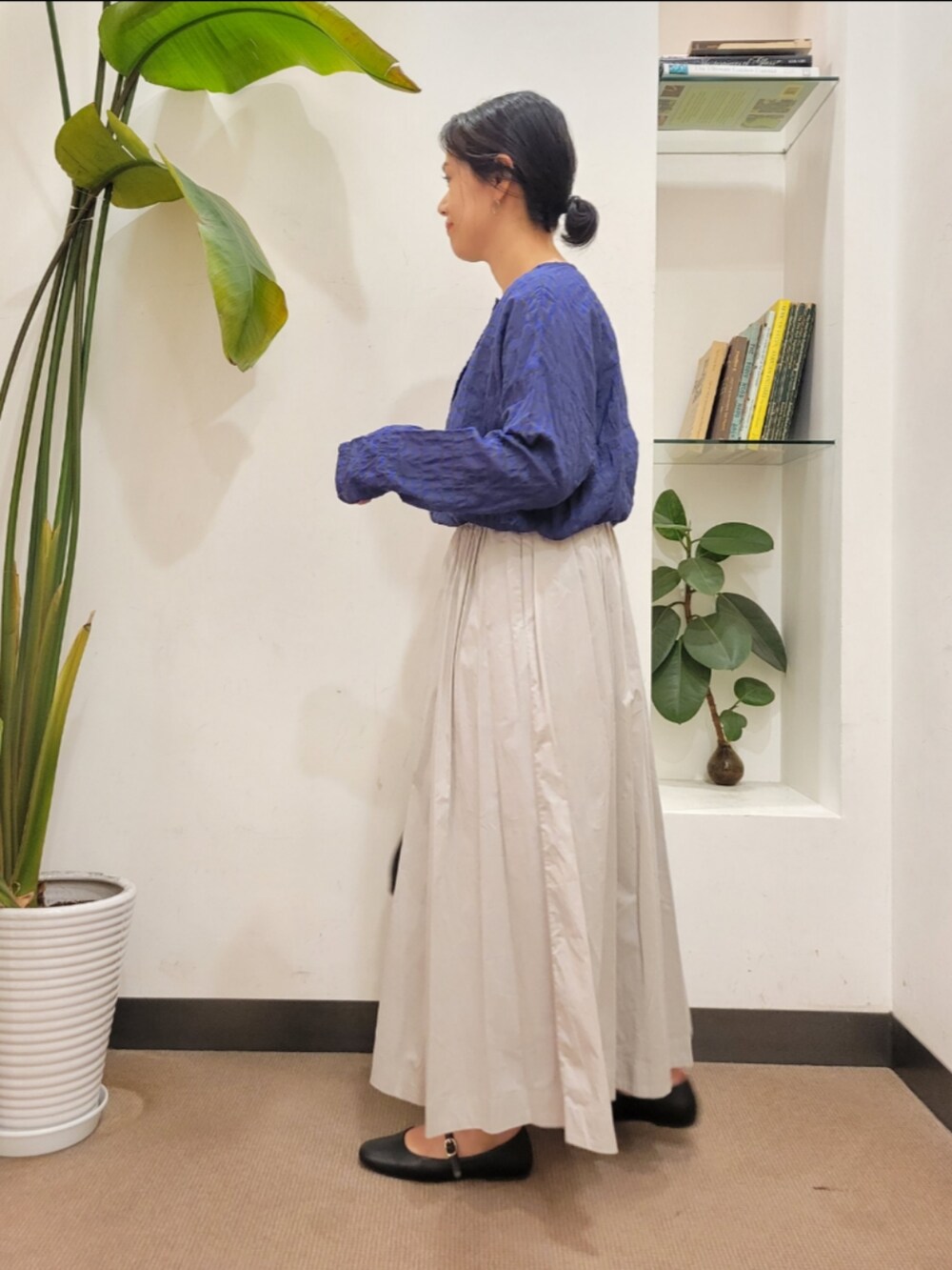 ブルー系のカーディガン/ボレロ、ブラック系のその他シューズ、グレー系のスカートを着用したレディースの秋コーディネートの5枚目の写真