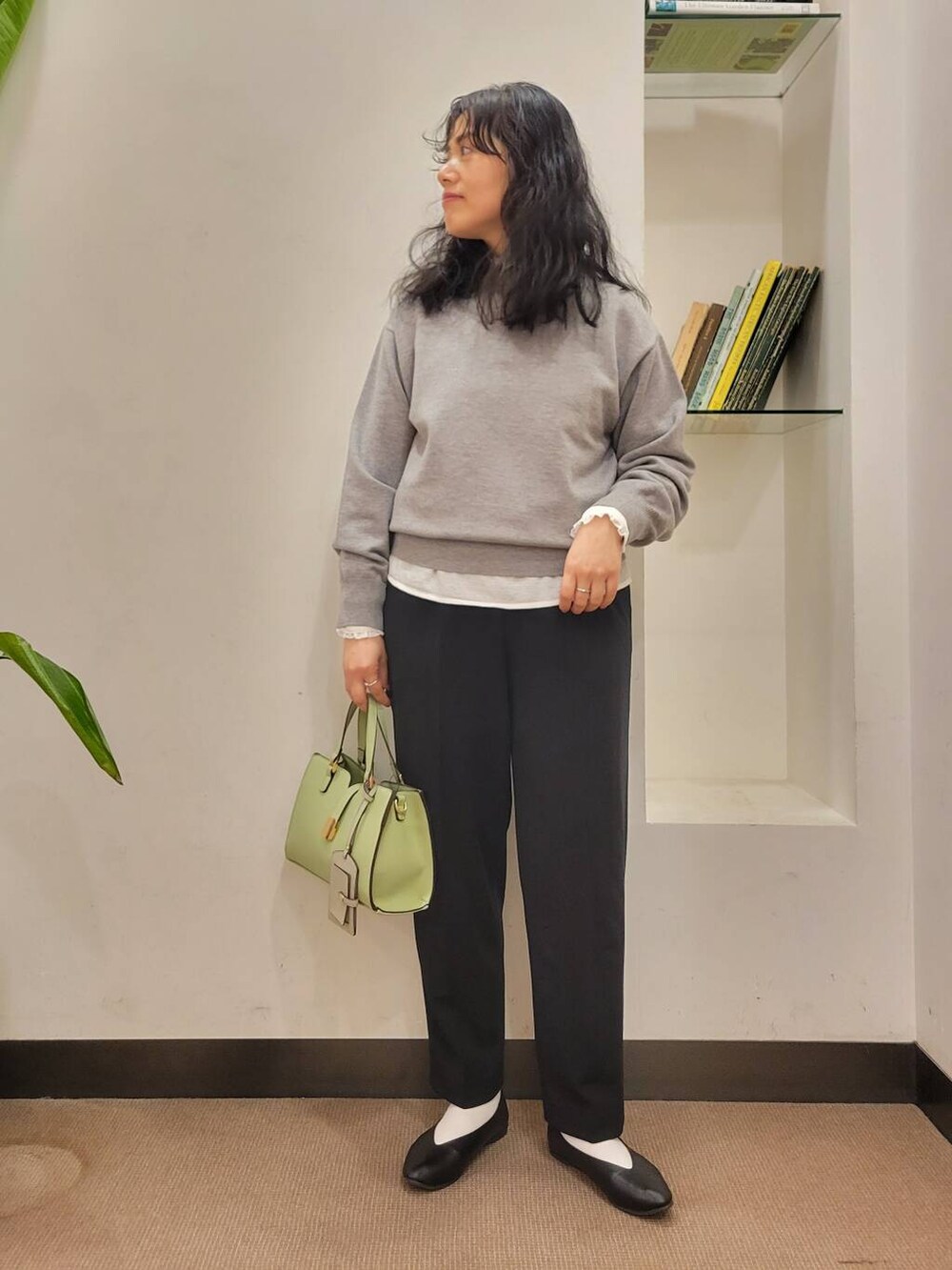 ホワイト系のシャツ/ブラウス、ブラック系のパンプス、ブラック系のその他パンツを着用したレディースの冬コーディネートの2枚目の写真