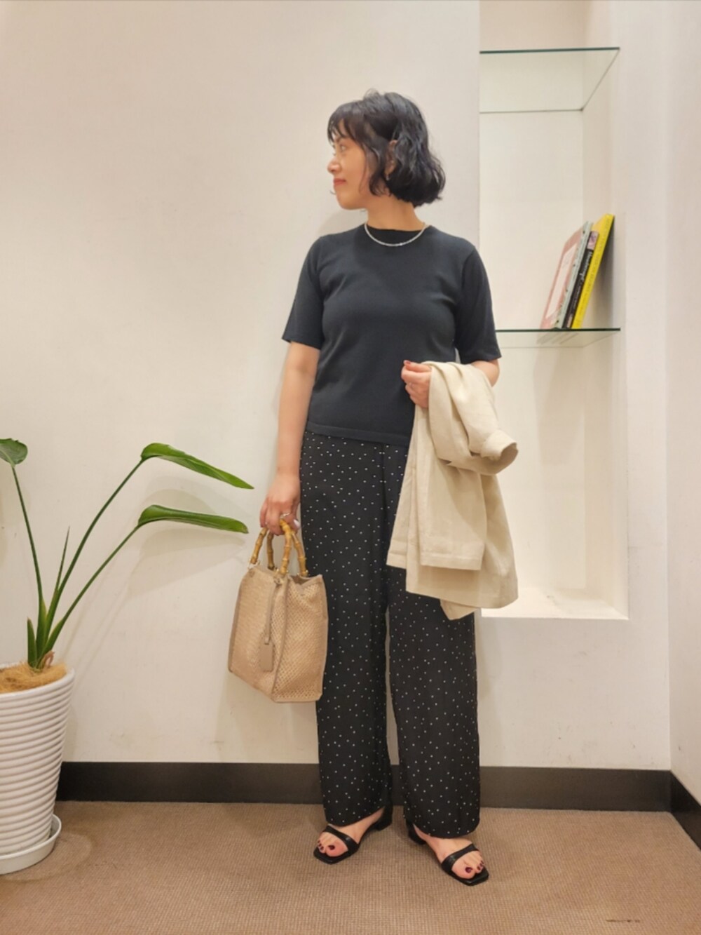 ブラック系のその他パンツ、ブラック系のTシャツ/カットソー、ベージュ系のその他アウターを着用したレディースの夏コーディネートの5枚目の写真