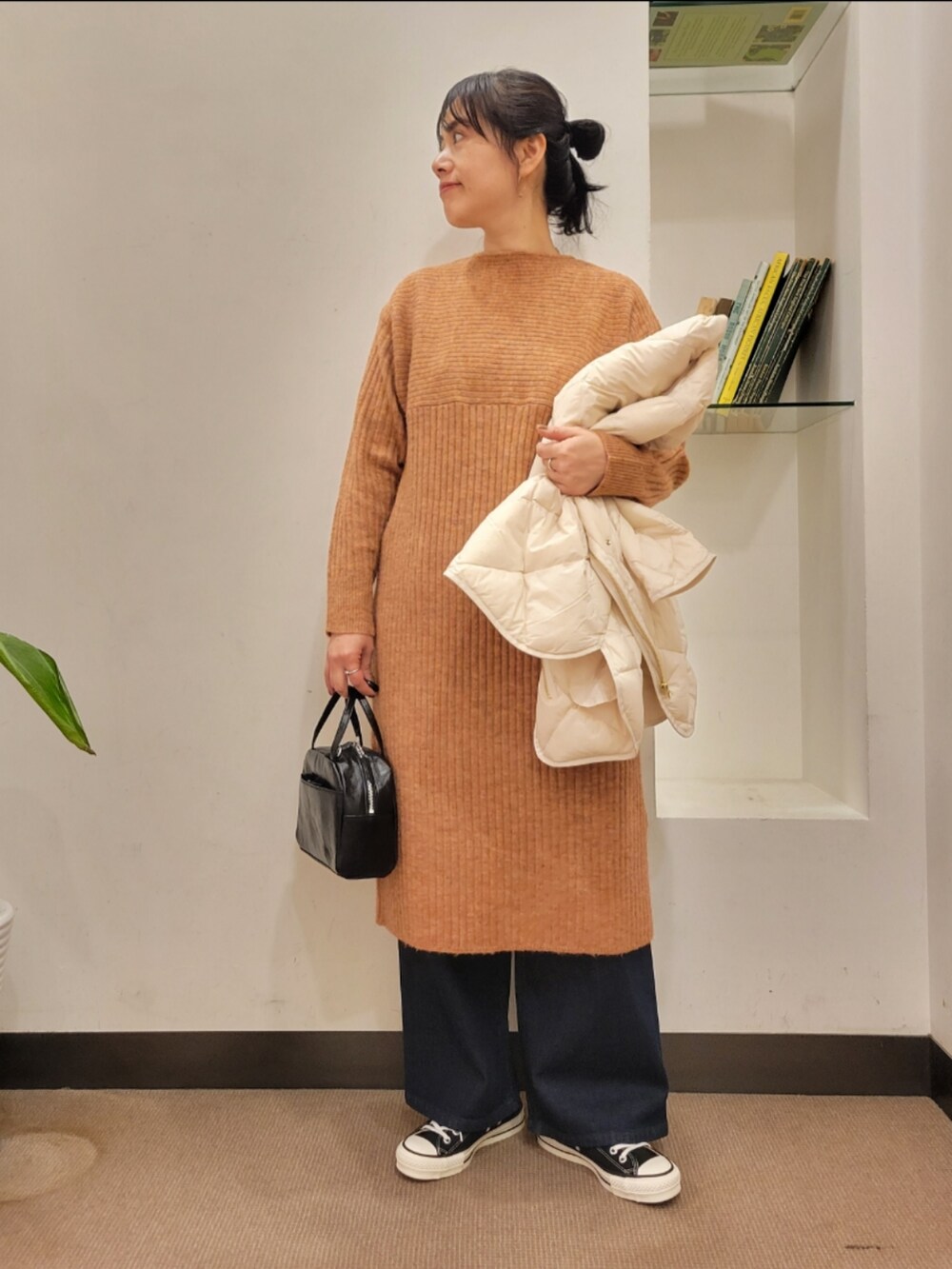 「ワンピース、ダウンジャケット、ニットワンピース、レイヤードスタイル、ワイドパンツ、デニムパンツ、URBAN RESEARCH DOORS、アーバンリサーチドアーズ、おでかけコーデ、URBAN RESEARCH DOORS WOMENS」|「CONVERSEのCONVERSE CANVAS ALL STAR J OX(スニーカー、ブラック系)」を使った、emiinamiiさん(レディース・164cm)の冬コーディネートの4枚目の写真