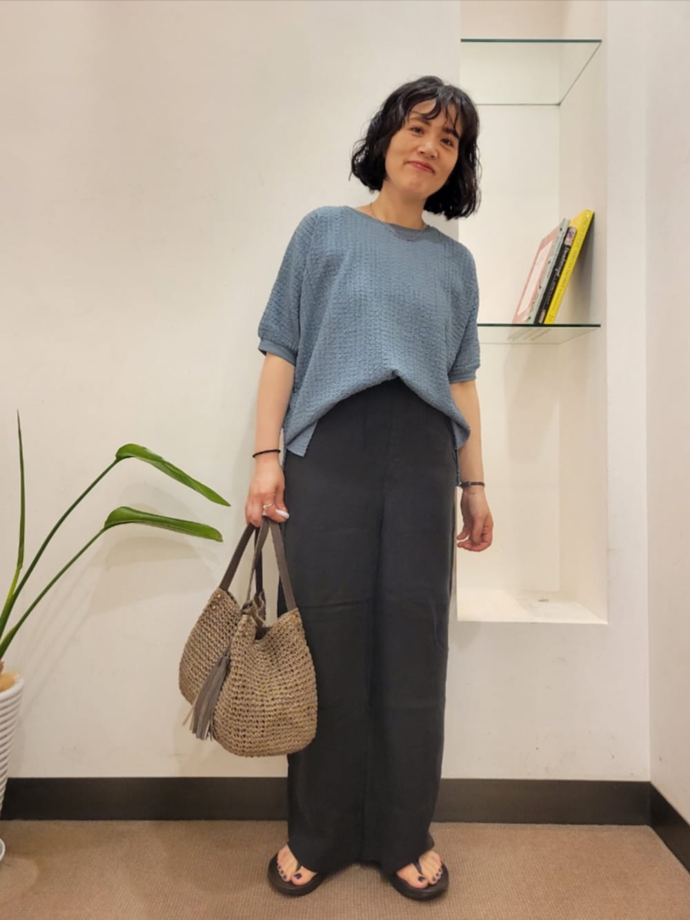 ブルー系のTシャツ/カットソー、ブラック系のその他パンツ、グレー系のかごバッグを着用したレディースの夏コーディネートの2枚目の写真