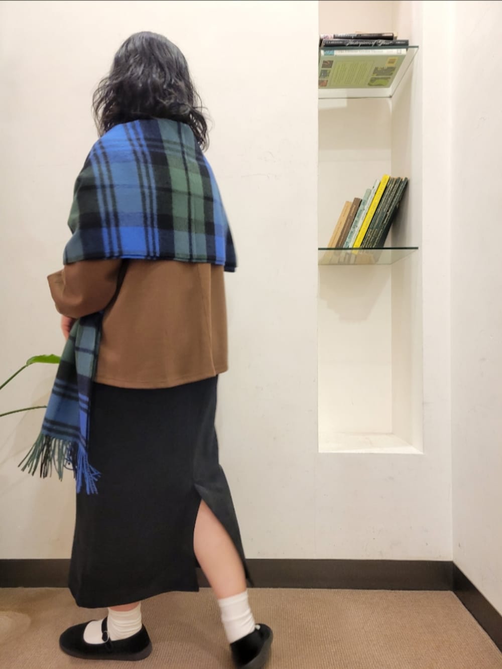 ベージュ系のトートバッグ、ブラック系のスカート、ブラック系のその他シューズを着用したレディースの秋コーディネートの3枚目の写真