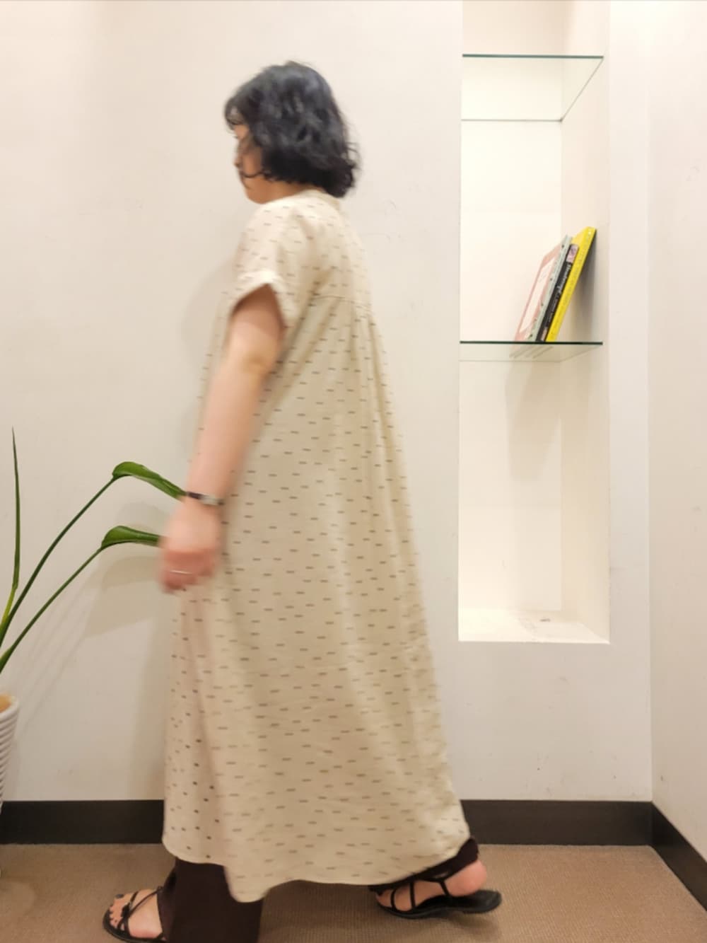 ベージュ系のワンピース、レッド系のその他パンツ、グレー系のかごバッグを着用したレディースの夏コーディネートの5枚目の写真