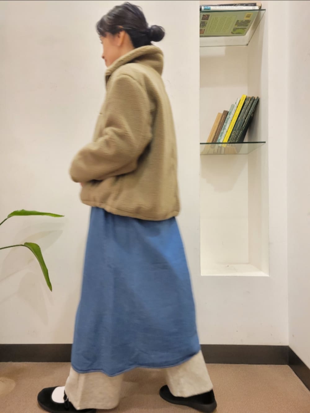 ブラック系のショルダーバッグ、ベージュ系のブルゾン、ブルー系のワンピースを着用したレディースの秋コーディネートの3枚目の写真