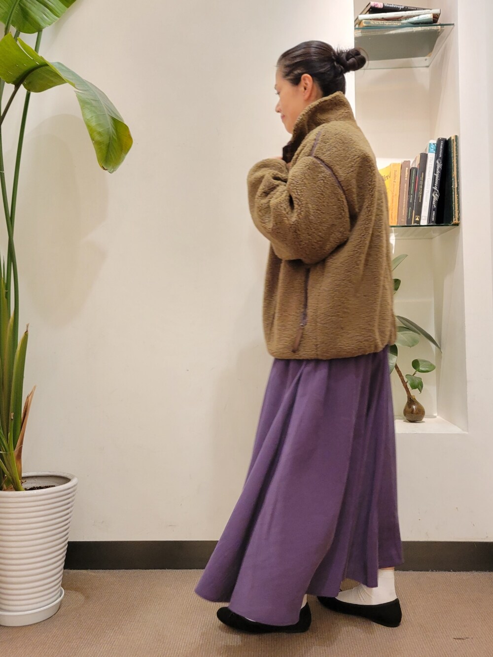 「ニット、フレアスカート、スカート、タートルニット、リバーシブル、ボアジャケット、ラクチンコーデ、URBAN RESEARCH DOORS、アーバンリサーチドアーズ、URBAN RESEARCH DOORS WOMENS」|「RODE SKOのプチダブルポケットトートバッグ(トートバッグ、ブラック系)」を使った、emiinamiiさん(レディース・164cm)の冬コーディネートの3枚目の写真