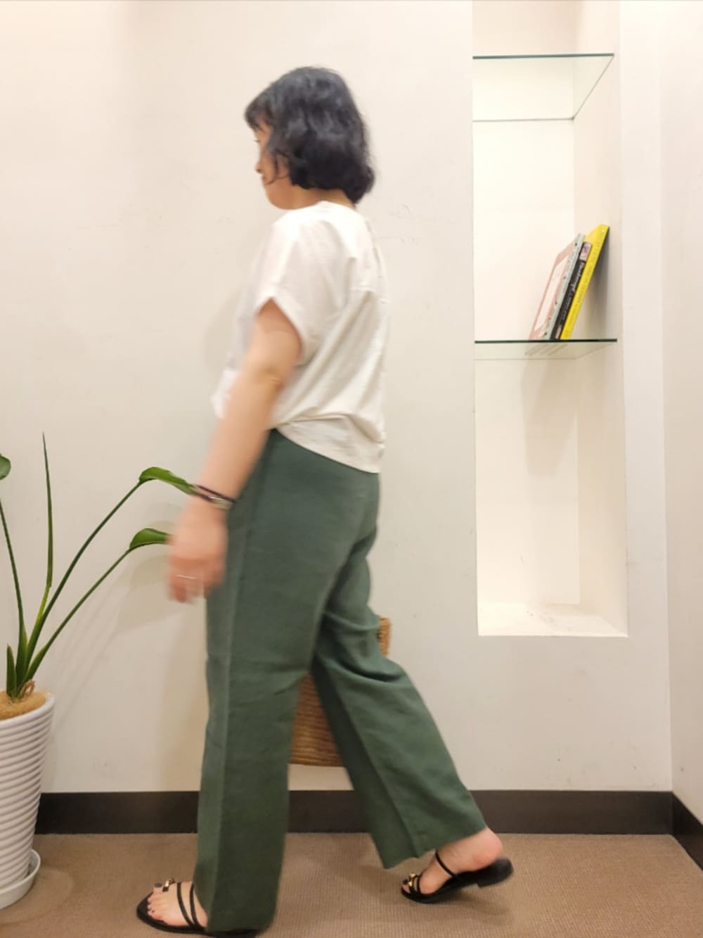 ベージュ系のトートバッグ、ホワイト系のTシャツ/カットソー、グリーン系のその他パンツを着用したレディースの夏コーディネートの4枚目の写真