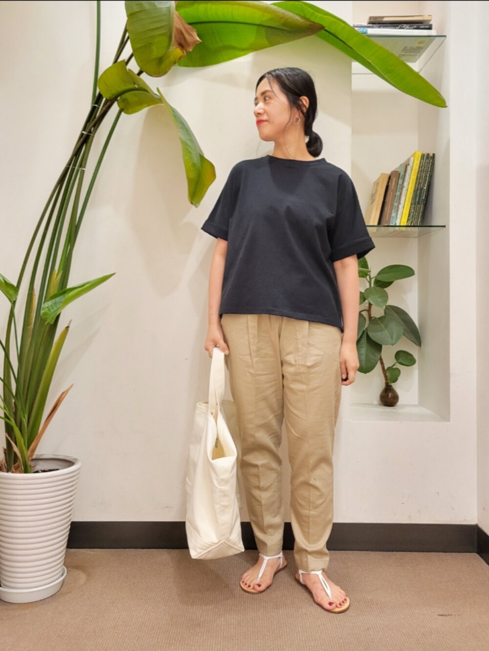 ベージュ系のその他パンツ、ホワイト系のトートバッグ、ブラック系のTシャツ/カットソーを着用したレディースの夏コーディネートの3枚目の写真