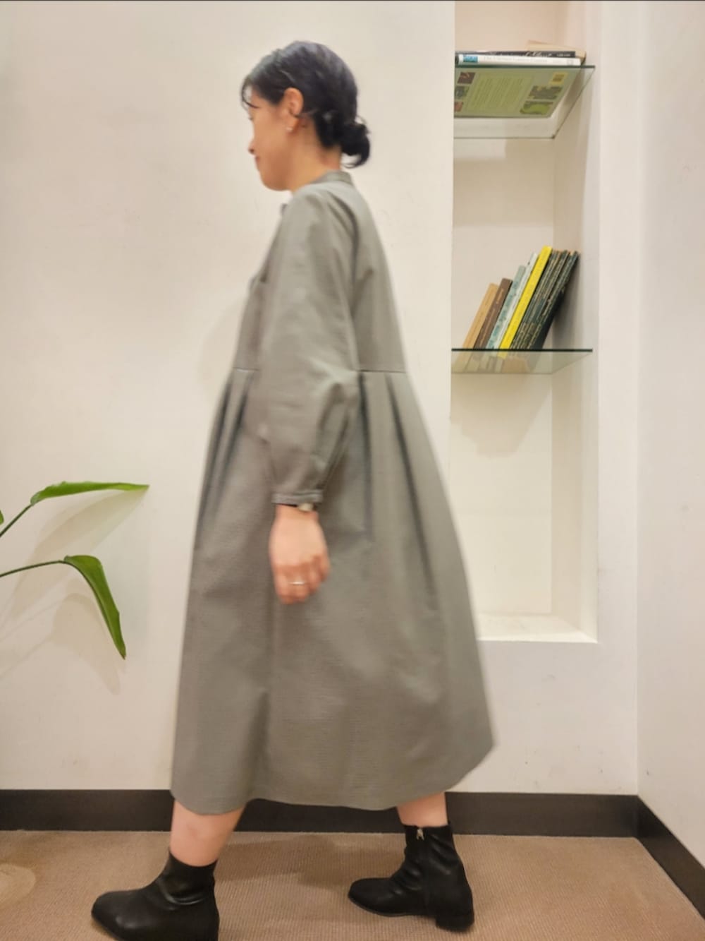 ブラック系のブーツ、グレー系のワンピース、ホワイト系のトートバッグを着用したレディースの秋コーディネートの5枚目の写真