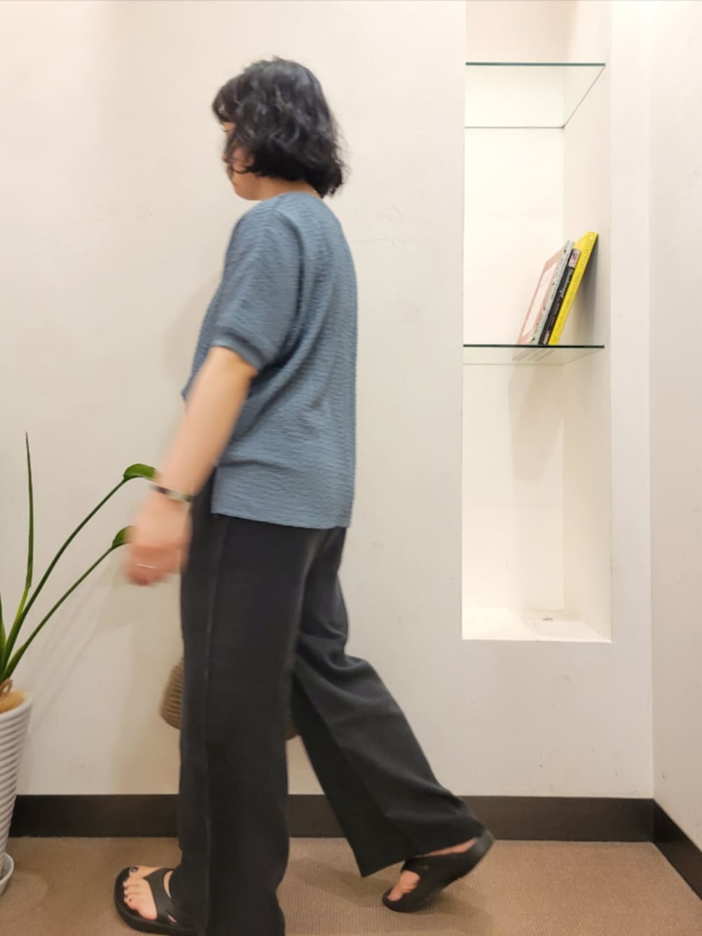 ブルー系のTシャツ/カットソー、ブラック系のその他パンツ、グレー系のかごバッグを着用したレディースの夏コーディネートの5枚目の写真