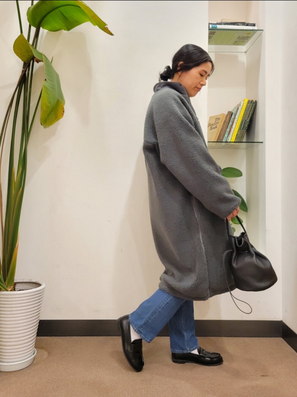 「ニット、デニム、別注、ジャガード、ゆるニット、ジムフレックス、URBAN RESEARCH DOORS、アーバンリサーチドアーズ、URBAN RESEARCH DOORS WOMENS、ボアコート」｜「URBAN RESEARCH DOORSの『佐藤栞里さん着用』クッションローファー（その他シューズ、ブラック系）」を使った、emiinamiiさん（レディース・164cm）の冬コーディネートの2枚目の写真