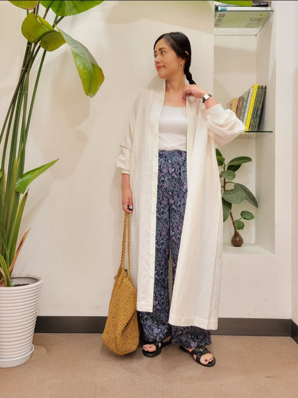「ワンピース、柄パンツ、レイヤードスタイル、シャツワンピ、URBAN RESEARCH DOORS、アーバンリサーチドアーズ、おでかけコーデ、ペーパーバッグ、URBAN RESEARCH DOORS WOMENS、はおりワンピ」｜「URBAN RESEARCH DOORSのカッティングサンダル（サンダル、ブラック系）」を使った、emiinamiiさん（レディース・164cm）の夏コーディネートの2枚目の写真