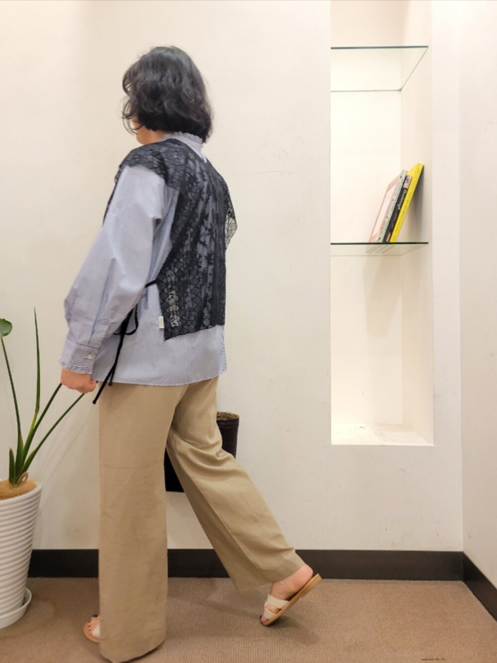 ブラウン系のトートバッグ、ベージュ系のその他パンツ、ホワイト系のサンダルを着用したレディースの夏コーディネートの5枚目の写真