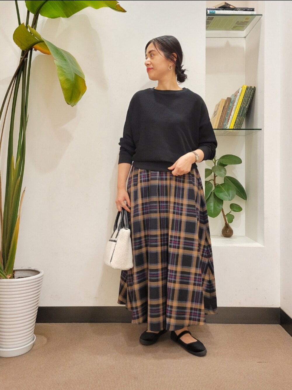 ブラック系のTシャツ/カットソーを着用したレディースの秋コーディネートの2枚目の写真