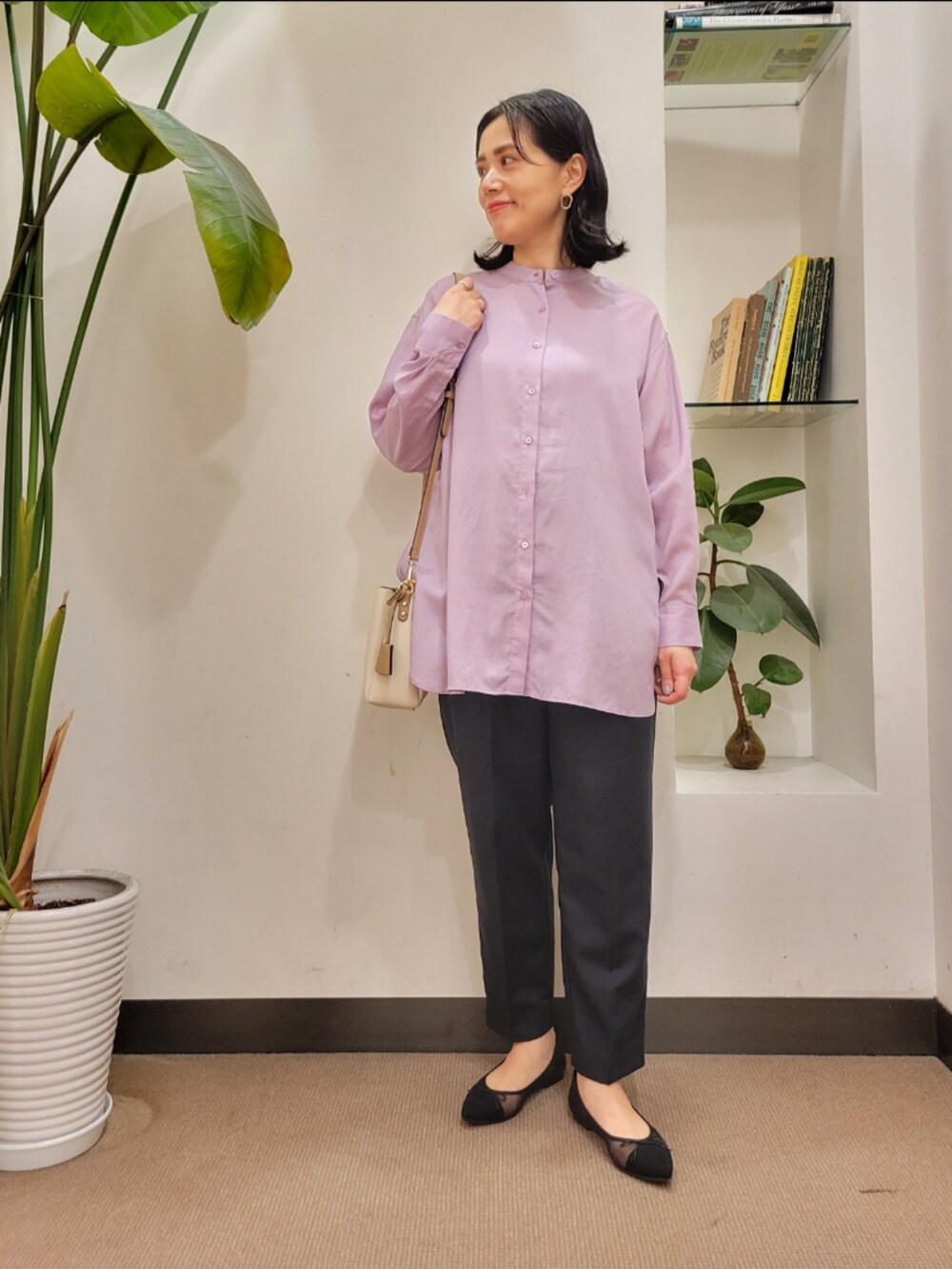 「ピンク、キレイめ、シンプルコーデ、シアーシャツ、ママコーデ、URBAN RESEARCH DOORS、アーバンリサーチドアーズ、とろみシャツ、URBAN RESEARCH DOORS WOMENS、URTECH」｜「RODE SKOの『MADE IN JAPAN』シアーバレエシューズ（バレエシューズ、ブラック系）」を使った、emiinamiiさん（レディース・164cm）の春コーディネートの2枚目の写真
