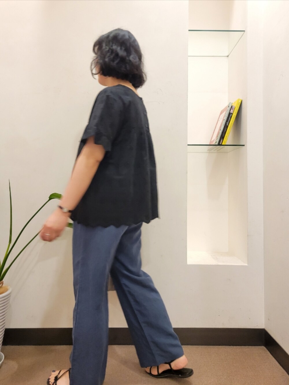 グレー系のハンドバッグ、ブラック系のシャツ/ブラウス、ブルー系のその他パンツを着用したレディースの夏コーディネートの5枚目の写真