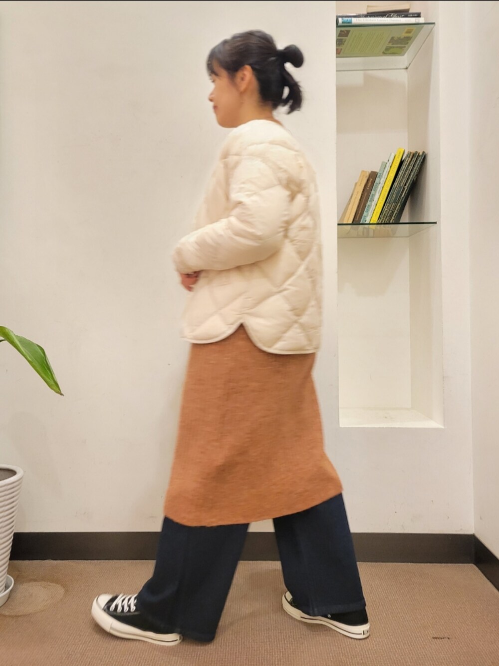 「ワンピース、ダウンジャケット、ニットワンピース、レイヤードスタイル、ワイドパンツ、デニムパンツ、URBAN RESEARCH DOORS、アーバンリサーチドアーズ、おでかけコーデ、URBAN RESEARCH DOORS WOMENS」|「CONVERSEのCONVERSE CANVAS ALL STAR J OX(スニーカー、ブラック系)」を使った、emiinamiiさん(レディース・164cm)の冬コーディネートの3枚目の写真