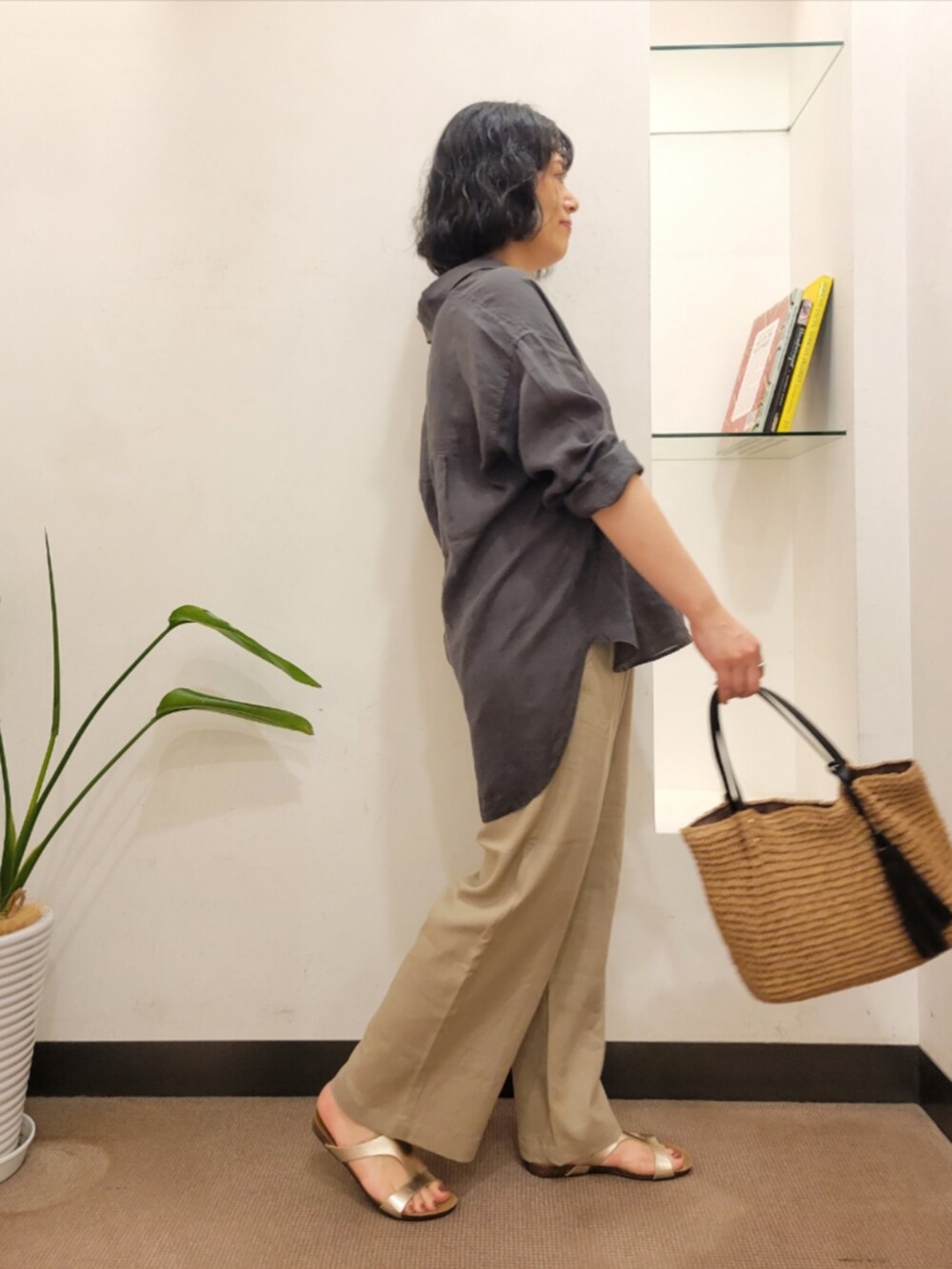 ベージュ系のその他パンツ、グレー系のシャツ/ブラウス、イエロー系のかごバッグを着用したレディースの夏コーディネートの3枚目の写真