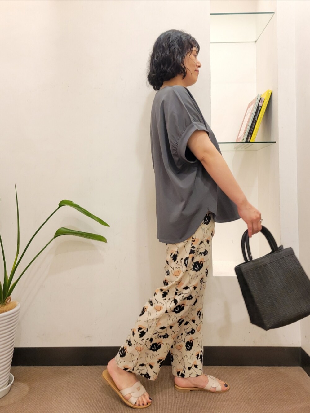 ブラック系のハンドバッグ、グレー系のTシャツ/カットソー、ベージュ系のその他パンツを着用したレディースの夏コーディネートの3枚目の写真