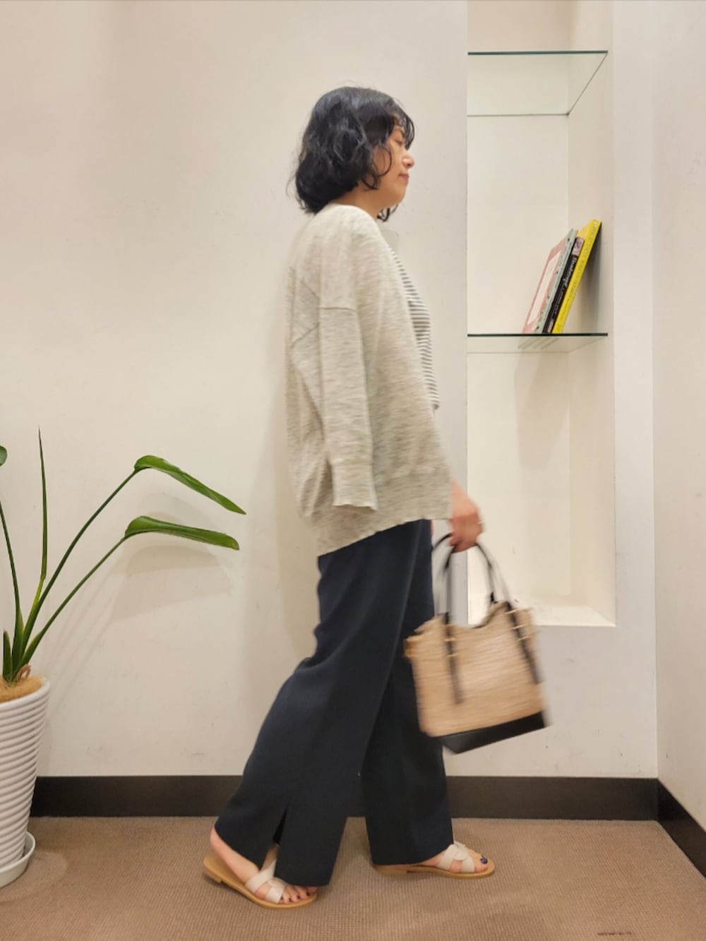 グレー系のタンクトップ、グレー系のカーディガン/ボレロ、ブルー系のその他パンツを着用したレディースの夏コーディネートの2枚目の写真