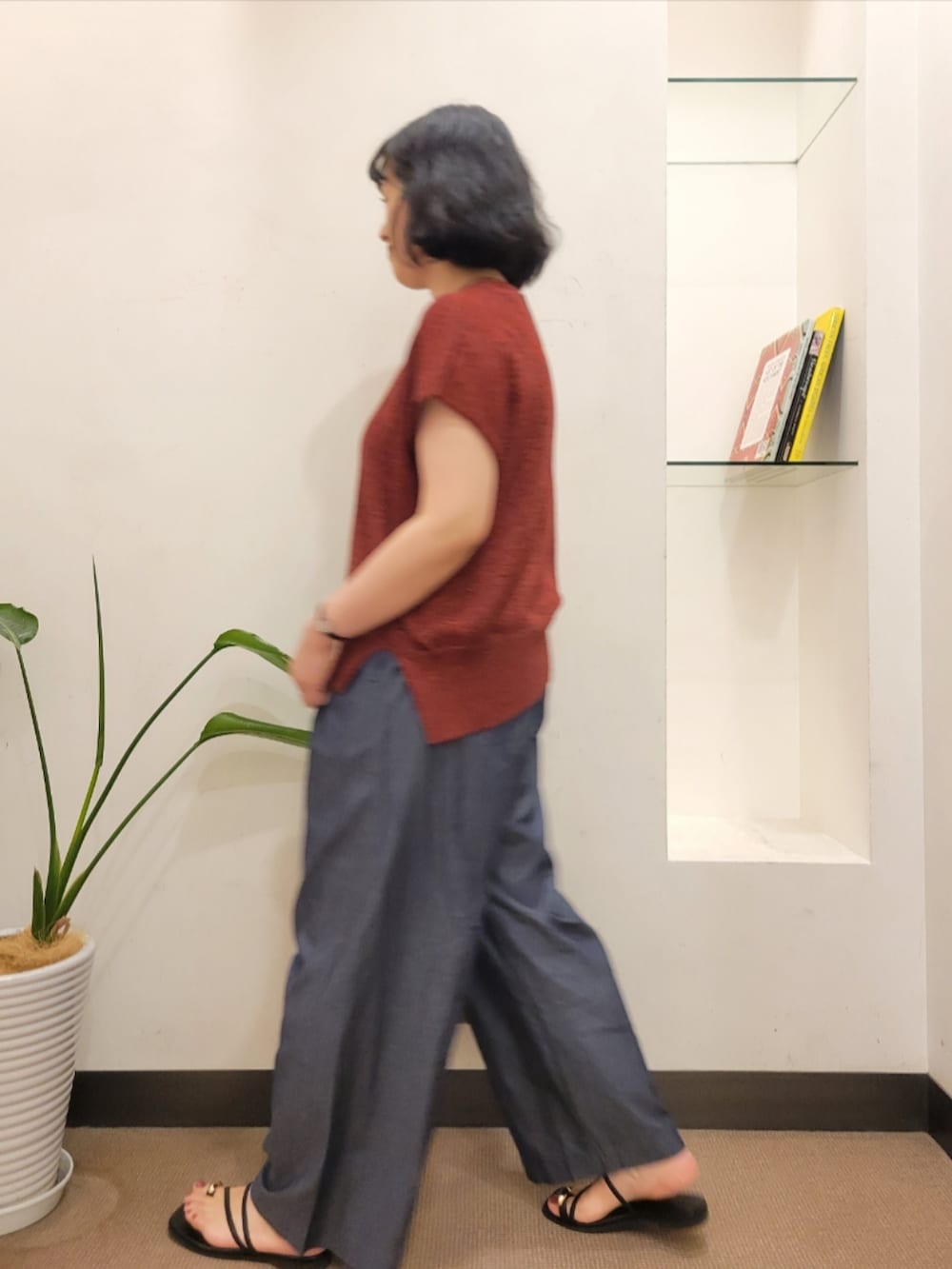 ブラック系のサンダル、イエロー系のかごバッグ、ブルー系のデニムパンツを着用したレディースの夏コーディネートの5枚目の写真