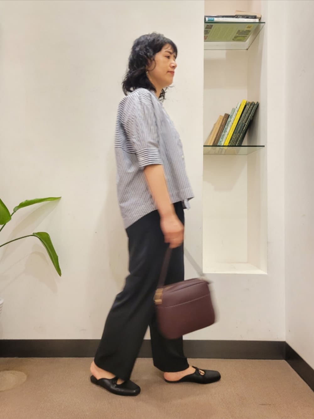 ブラック系のサンダル、ブルー系のシャツ/ブラウス、ベージュ系のTシャツ/カットソーを着用したレディースの夏コーディネートの2枚目の写真