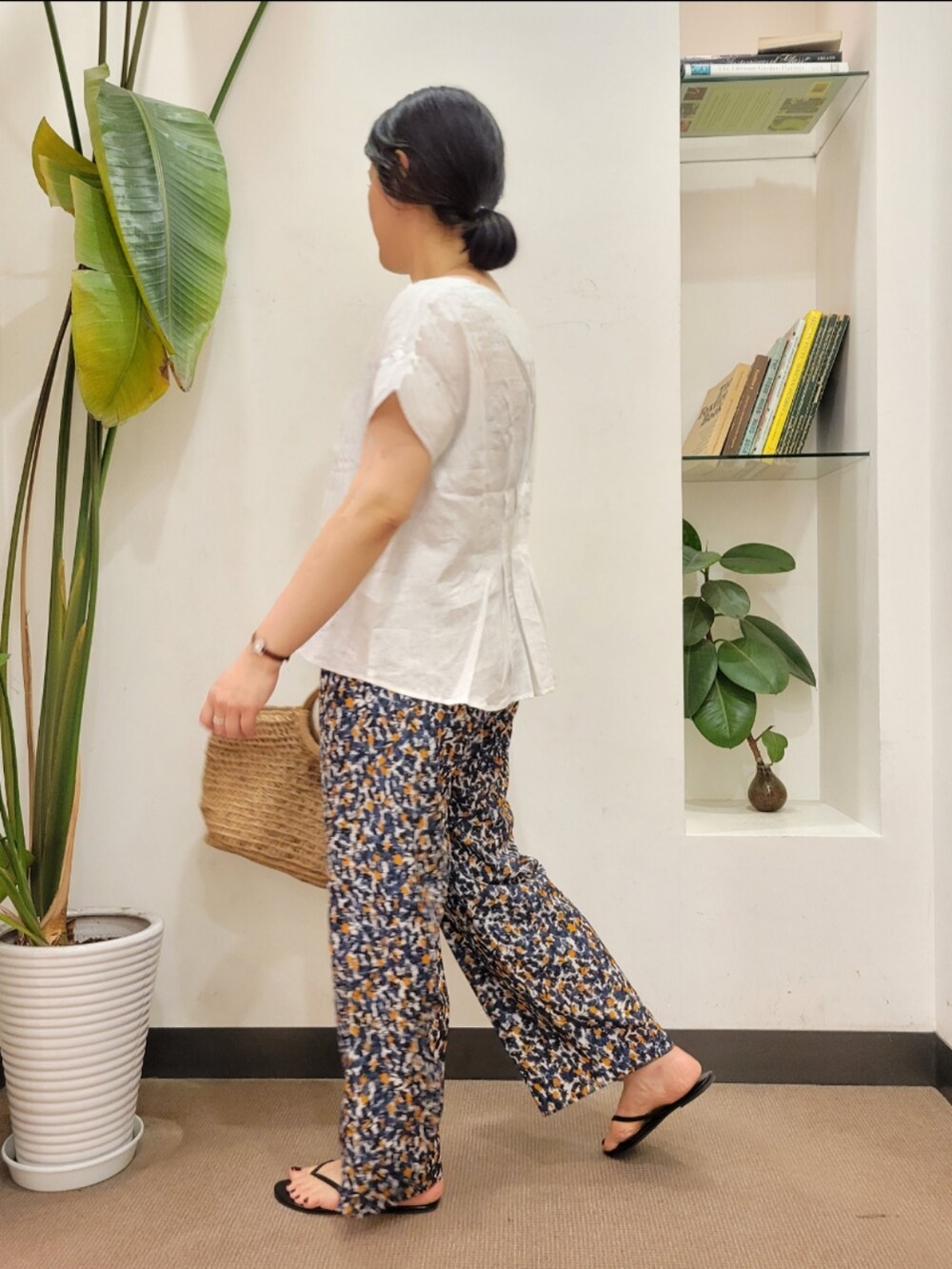 ブラック系のサンダル、ベージュ系のトートバッグ、ブルー系のその他パンツを着用したレディースの夏コーディネートの5枚目の写真