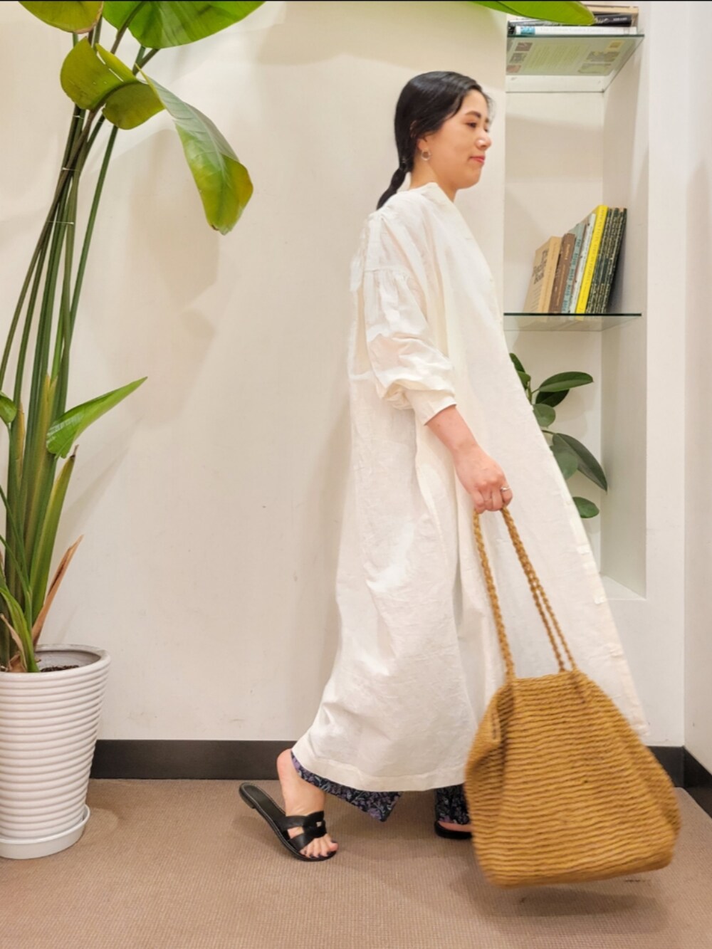 「ワンピース、柄パンツ、レイヤードスタイル、シャツワンピ、URBAN RESEARCH DOORS、アーバンリサーチドアーズ、おでかけコーデ、ペーパーバッグ、URBAN RESEARCH DOORS WOMENS、はおりワンピ」｜「URBAN RESEARCH DOORSのカッティングサンダル（サンダル、ブラック系）」を使った、emiinamiiさん（レディース・164cm）の夏コーディネートの3枚目の写真