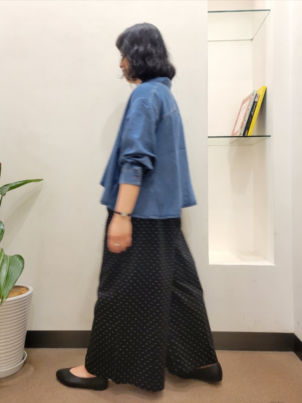 ブラウン系のショルダーバッグ、ブルー系のシャツ/ブラウス、ブラック系のパンプスを着用したレディースの秋コーディネートの5枚目の写真