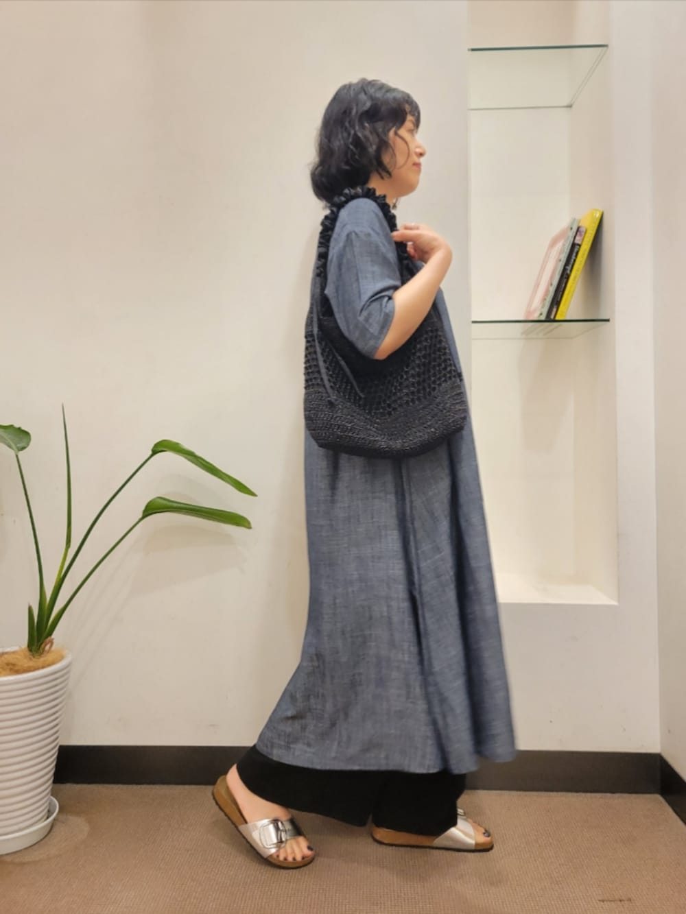 ブルー系のワンピース、ブラック系のその他パンツ、シルバー系のサンダルを着用したレディースの夏コーディネートの2枚目の写真
