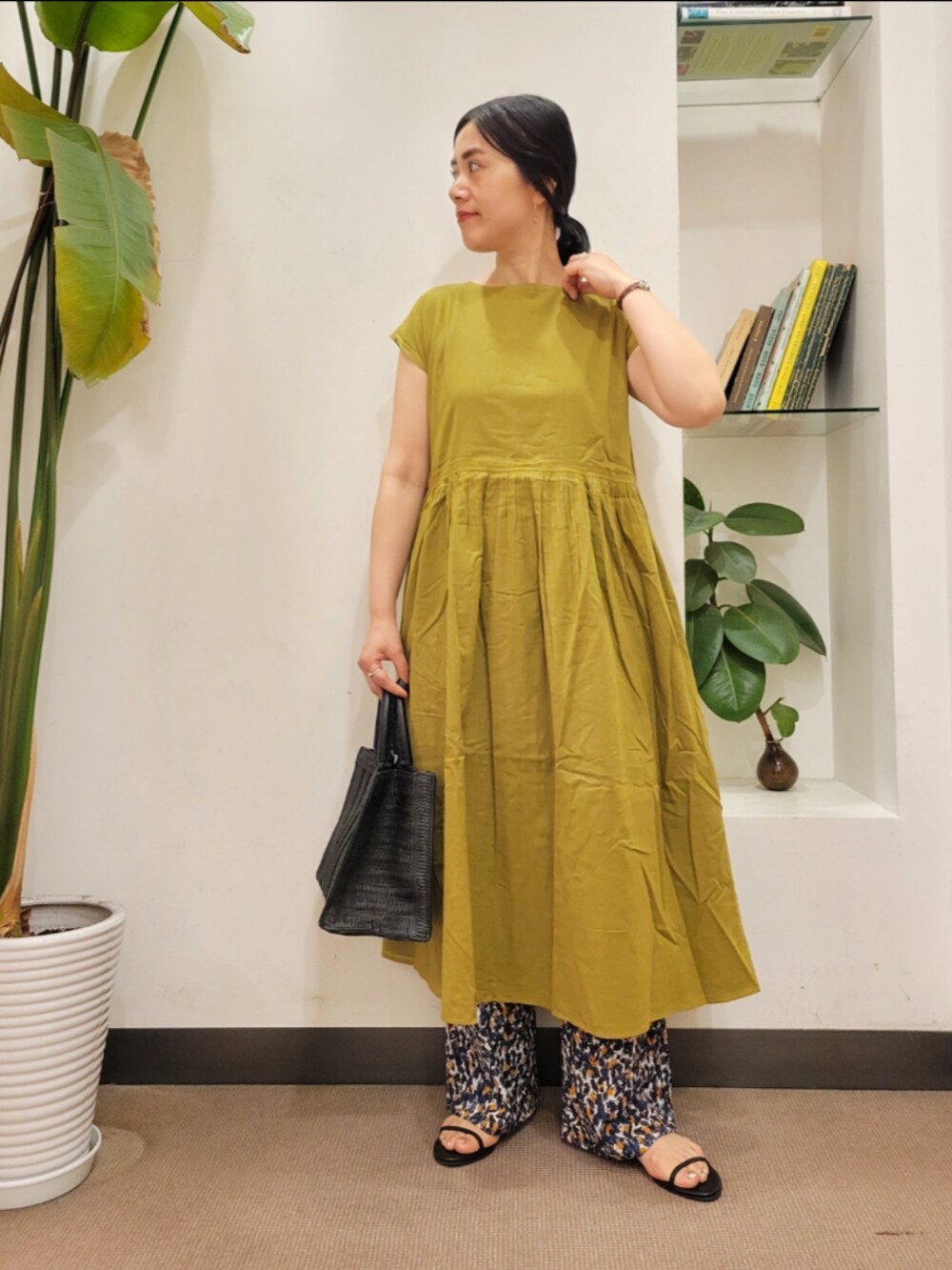 「ワンピース、柄パンツ、レイヤードスタイル、リバーシブル、イージーパンツ、ラクチンコーデ、URBAN RESEARCH DOORS、アーバンリサーチドアーズ、おでかけコーデ、URBAN RESEARCH DOORS WOMENS」|「URBAN RESEARCH DOORSのソフトハンドルカゴバッグ(ハンドバッグ、ブラック系)」を使った、emiinamiiさん(レディース・164cm)の春コーディネートの3枚目の写真