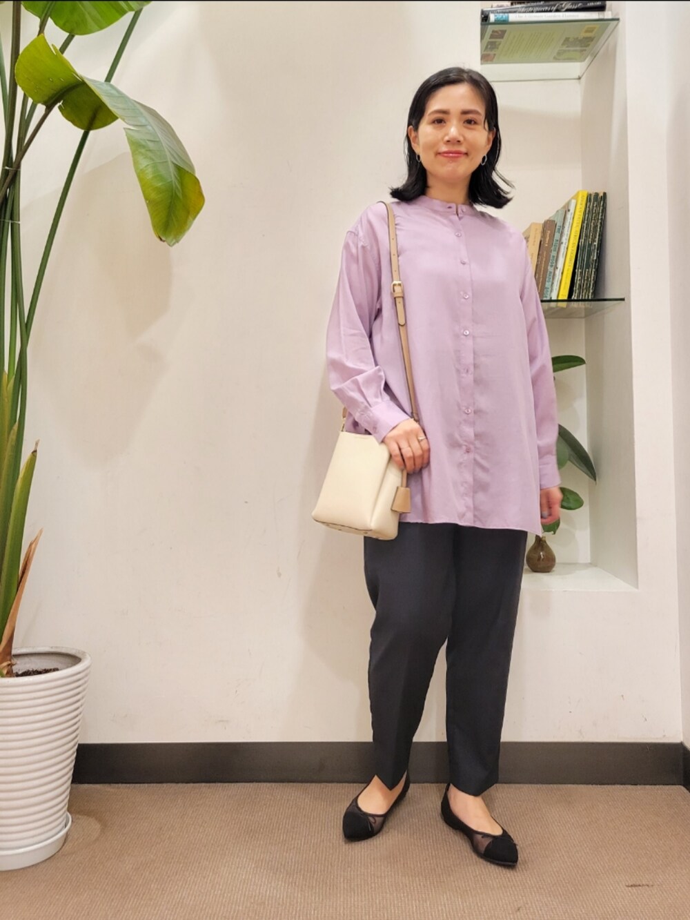 「ピンク、キレイめ、シンプルコーデ、シアーシャツ、ママコーデ、URBAN RESEARCH DOORS、アーバンリサーチドアーズ、とろみシャツ、URBAN RESEARCH DOORS WOMENS、URTECH」｜「RODE SKOの『MADE IN JAPAN』シアーバレエシューズ（バレエシューズ、ブラック系）」を使った、emiinamiiさん（レディース・164cm）の春コーディネートの3枚目の写真