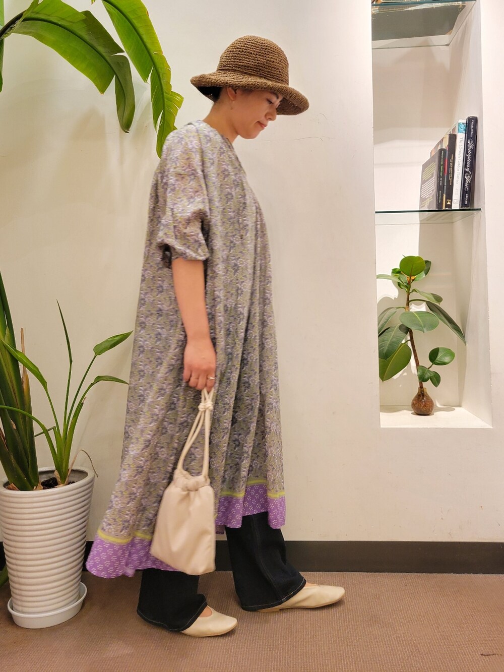 「デニム、ワンピース、別注、フラワープリント、柄物、soil、ラクチンコーデ、URBAN RESEARCH DOORS、アーバンリサーチドアーズ、URBAN RESEARCH DOORS WOMENS」|「RODE SKOの『MADE IN JAPAN』やわらかフラットシューズ(パンプス、ベージュ系)」を使った、emiinamiiさん(レディース・164cm)の夏コーディネートの2枚目の写真