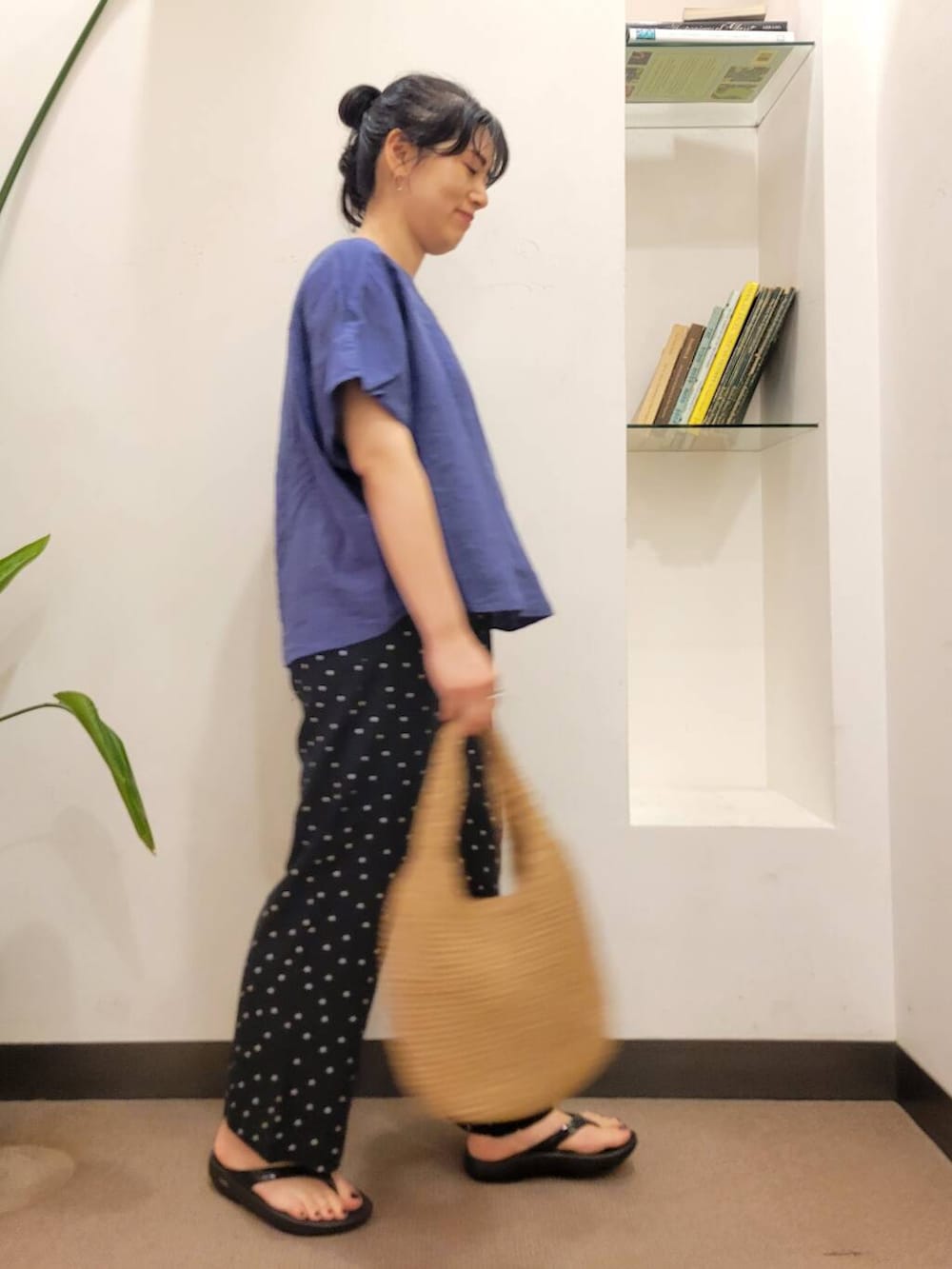 emiinamiiさんの「コマ編みペーパートートバッグ（RODE SKO）」を使ったコーディネートの4枚目の写真