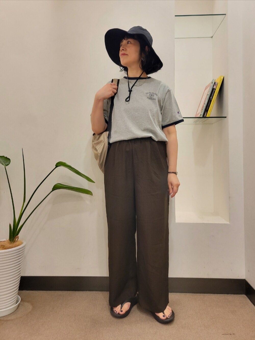 ベージュ系のバックパック/リュック、グレー系のTシャツ/カットソー、ブラウン系のその他パンツを着用したレディースの夏コーディネートの3枚目の写真