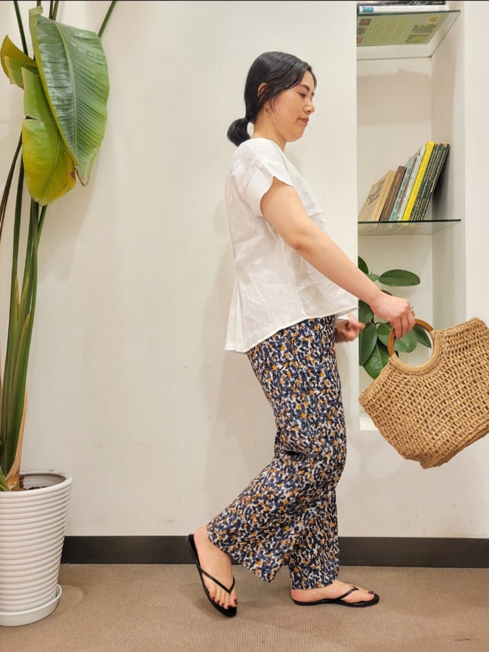 ブラック系のサンダル、ベージュ系のトートバッグ、ブルー系のその他パンツを着用したレディースの夏コーディネートの4枚目の写真