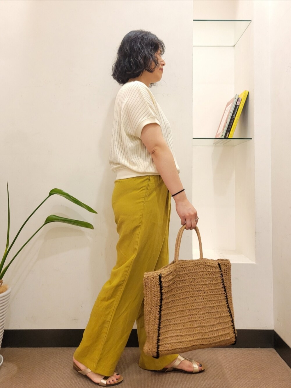ホワイト系のTシャツ/カットソー、イエロー系のその他パンツ、ベージュ系のトートバッグを着用したレディースの夏コーディネートの3枚目の写真