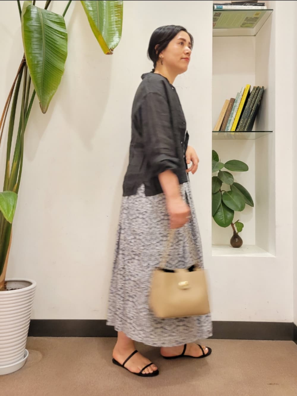 「スカート、柄スカート、シャツスタイル、リバティ、URBAN RESEARCH DOORS、アーバンリサーチドアーズ、おでかけコーデ、かぐれ、URBAN RESEARCH DOORS WOMENS、シアートップス」|「URBAN RESEARCH DOORSのダブルストラップサンダル(サンダル、ブラック系)」を使った、emiinamiiさん(レディース・164cm)の夏コーディネートの4枚目の写真