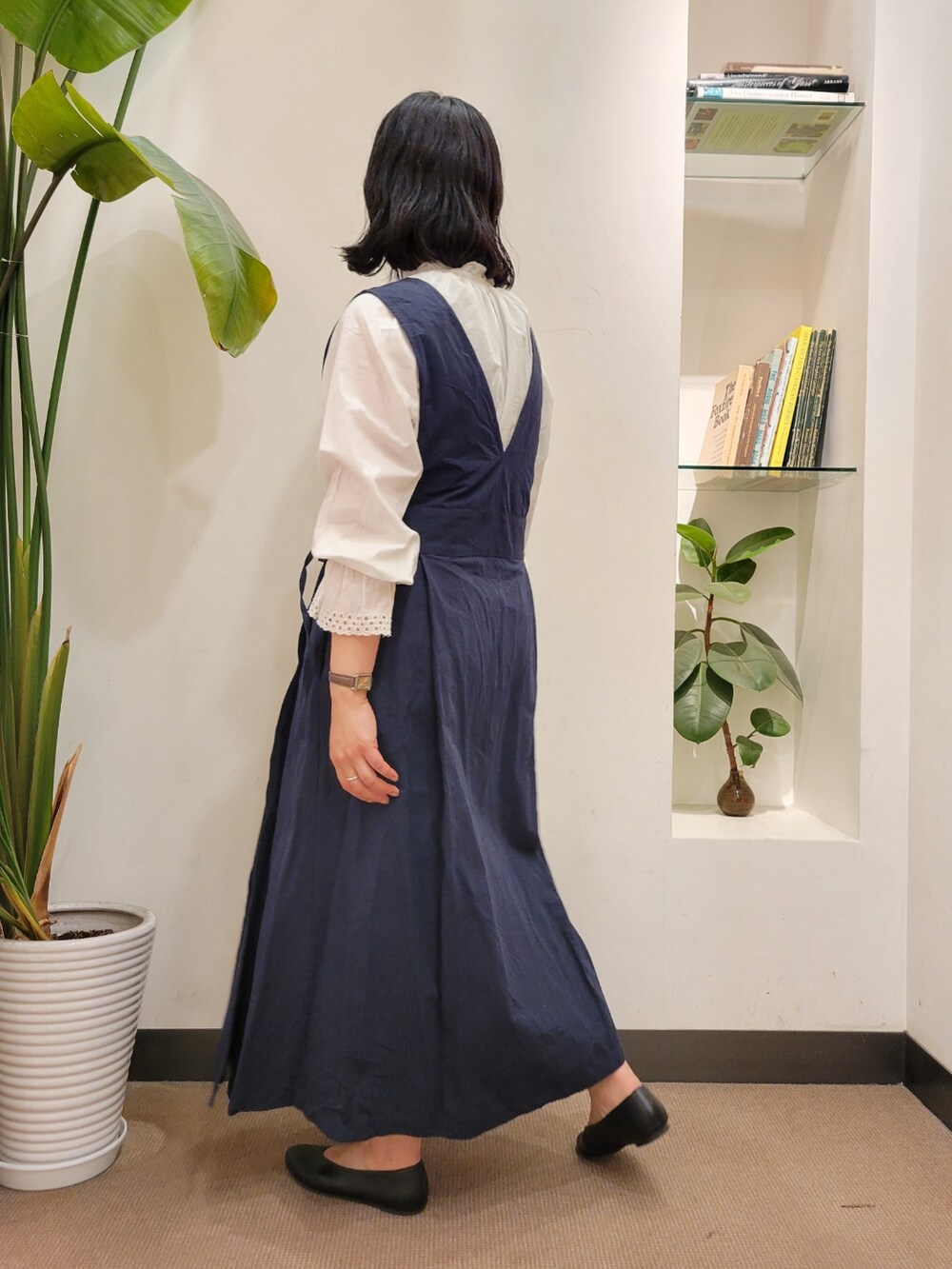 「ブラウス、ワンピース、レイヤードスタイル、シンプルコーデ、スカラップ、ママコーデ、URBAN RESEARCH DOORS、アーバンリサーチドアーズ、ラップワンピース、URBAN RESEARCH DOORS WOMENS」｜「LE MARCHE DE VIMPETS PRISの『別注』LE MARCHE DE VIMPETS×DOORS　マルシェトート（トートバッグ、ホワイト系）」を使った、emiinamiiさん（レディース・164cm）の春コーディネートの4枚目の写真