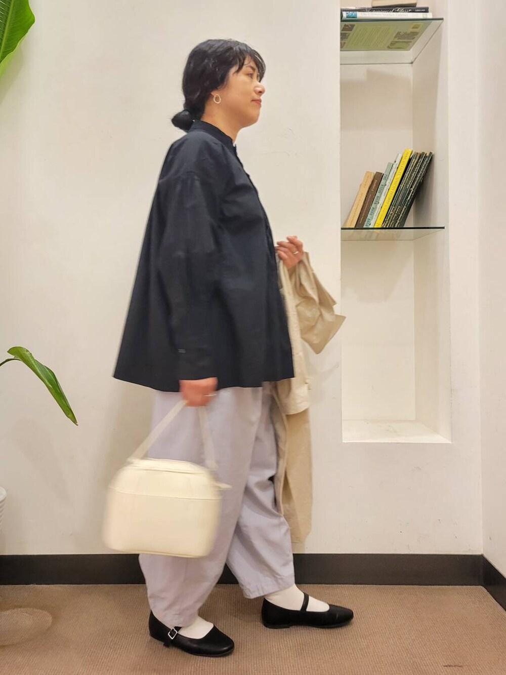 「urbanresearchdoors、イージーパンツ、ママコーデ、ブラウス、おでかけ、かぐれ、ロングコート、アーバンリサーチドアーズ、カラーコーデ、骨格ウェーブ、ウェーブxブルベ夏、ウェーブx高身長、ブラウスが主役の春コーデ」|「URBAN RESEARCH DOORSの2WAYスクエアショルダーバッグ(ショルダーバッグ、ホワイト系)」を使った、emiinamiiさん(レディース・164cm)の春コーディネートの5枚目の写真