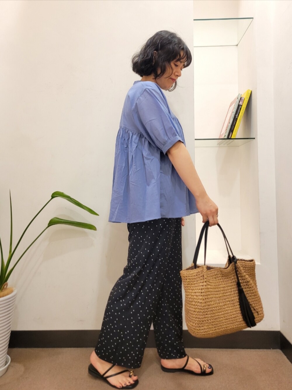 ブルー系のシャツ/ブラウス、ブルー系のその他パンツ、ブラック系のサンダルを着用したレディースの夏コーディネートの4枚目の写真