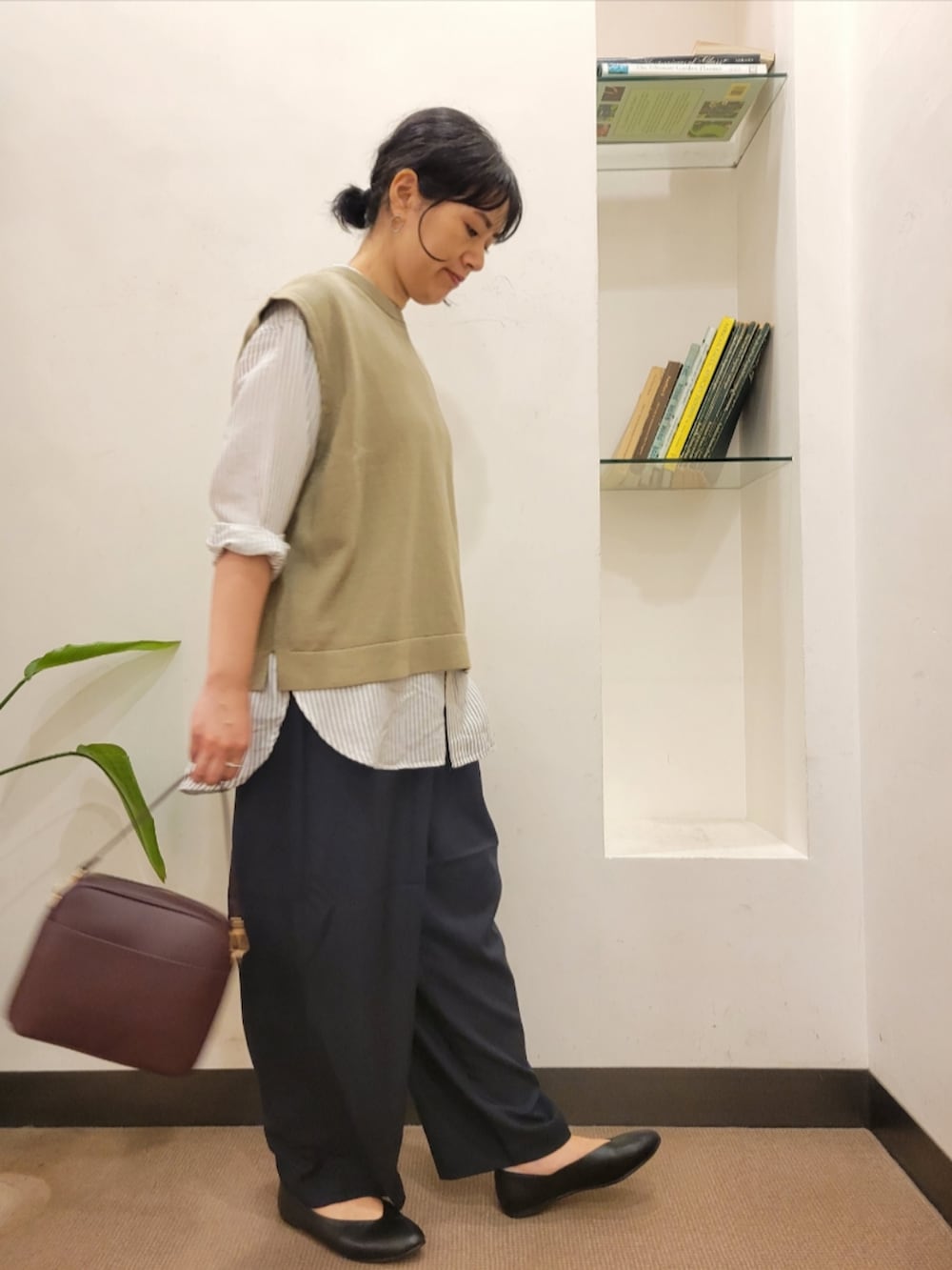 レッド系のショルダーバッグ、ブルー系のその他パンツ、その他のシャツ/ブラウスを着用したレディースの秋コーディネートの3枚目の写真