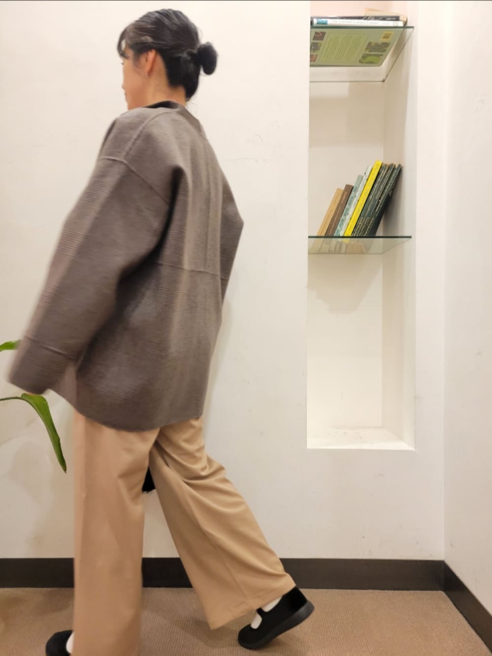 ブラック系のハンドバッグ、その他のその他アウター、ベージュ系のその他パンツを着用したレディースの秋コーディネートの3枚目の写真