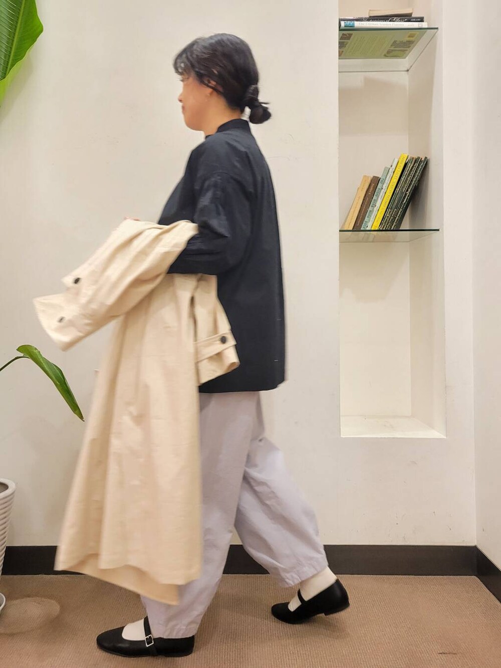 「urbanresearchdoors、イージーパンツ、ママコーデ、ブラウス、おでかけ、かぐれ、ロングコート、アーバンリサーチドアーズ、カラーコーデ、骨格ウェーブ、ウェーブxブルベ夏、ウェーブx高身長、ブラウスが主役の春コーデ」|「URBAN RESEARCH DOORSの2WAYスクエアショルダーバッグ(ショルダーバッグ、ホワイト系)」を使った、emiinamiiさん(レディース・164cm)の春コーディネートの6枚目の写真